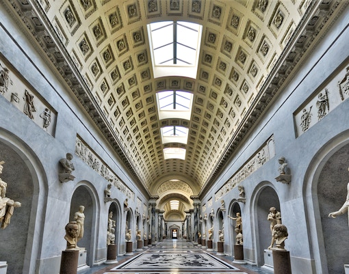 Watykan omiń kolejkę