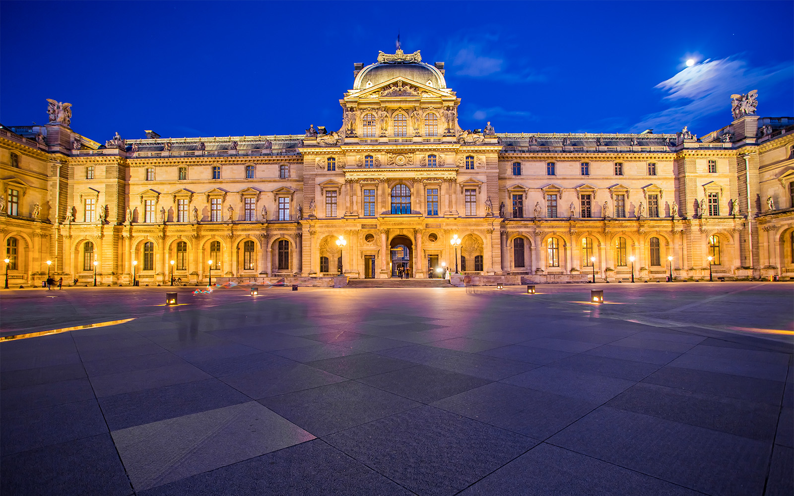 Außenfassade des Louvre bei Nacht
