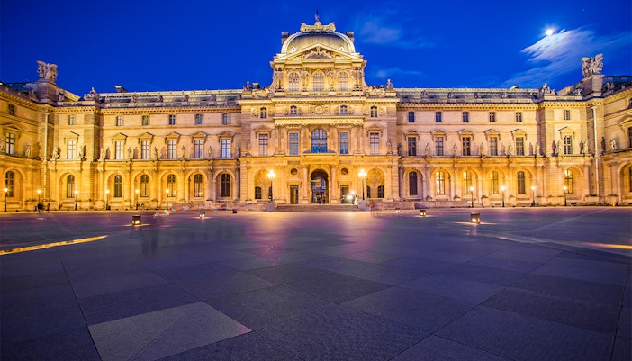 Außenfassade des Louvre bei Nacht