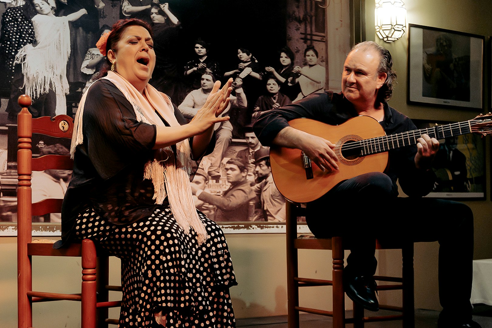 Flamenco singer and guitarist performing at Tablao La Cantaora show.
