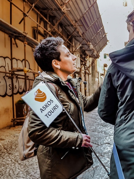Tour guide leading Capodimonte small group tour in Naples alley.