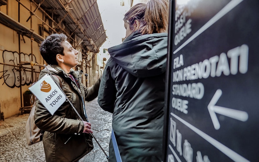 Tour guide leading Capodimonte small group tour in Naples alley.