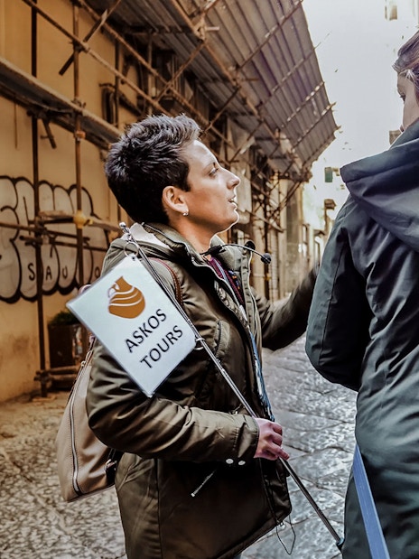 Tour guide leading Capodimonte small group tour in Naples alley.