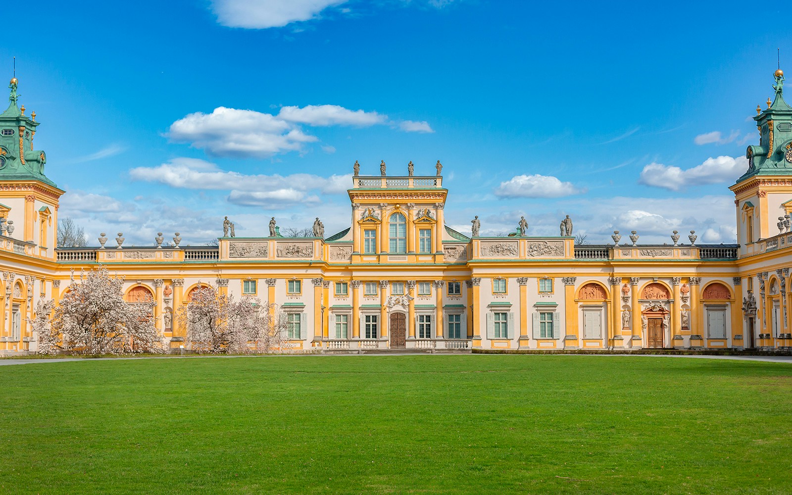 Focus on View of the central facade of the Royal Wilanow Palace.