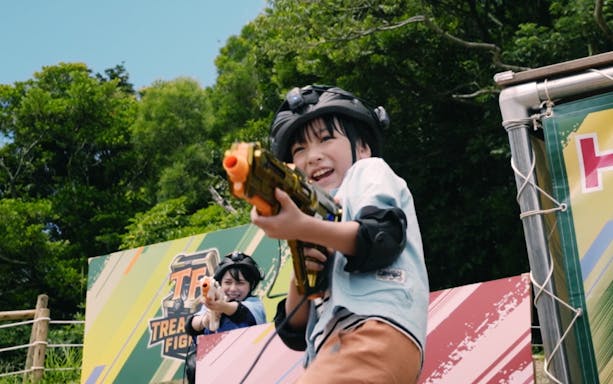 Children playing laser tag at JUNGLIA OKINAWA Park.