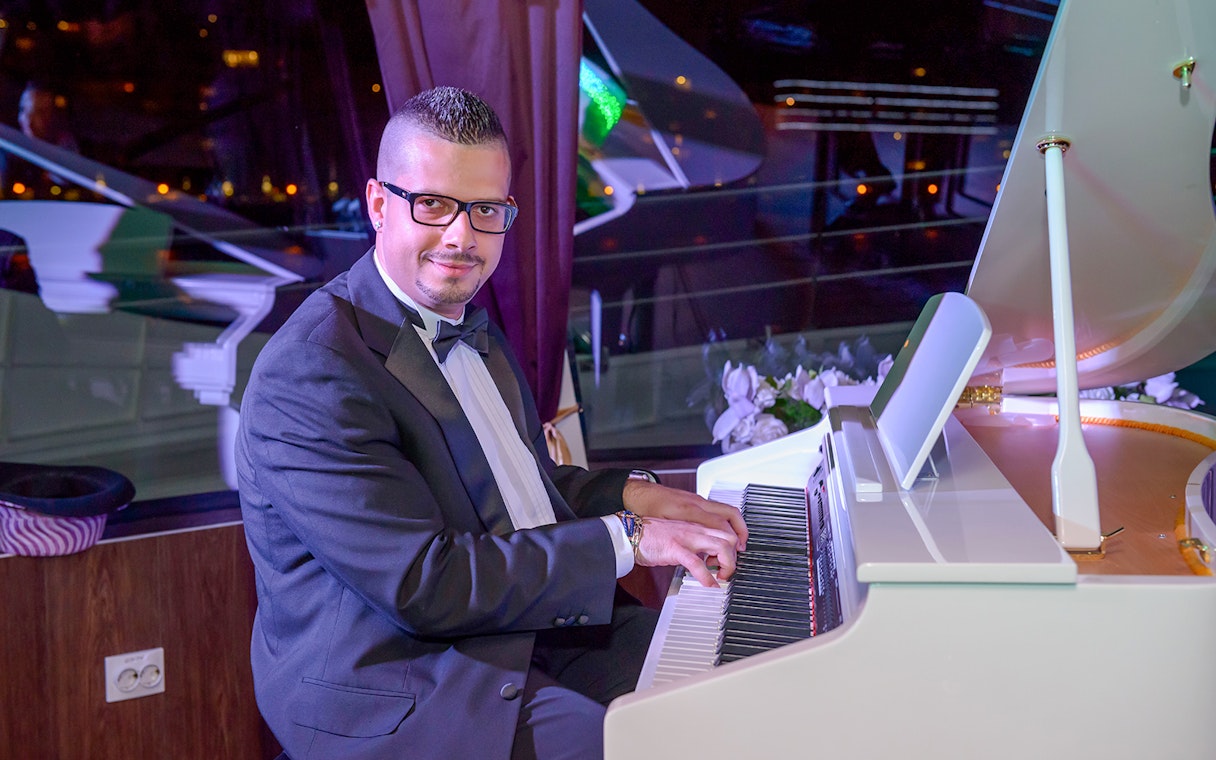 Musician playing piano on Budapest New Year’s Eve cruise.