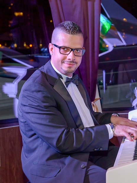 Musician playing piano on Budapest New Year’s Eve cruise.