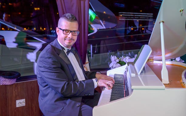 Musician playing piano on Budapest New Year’s Eve cruise.