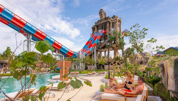 Família em espreguiçadeiras perto da atração Emerald Forest no parque aquático Andamanda Phuket.