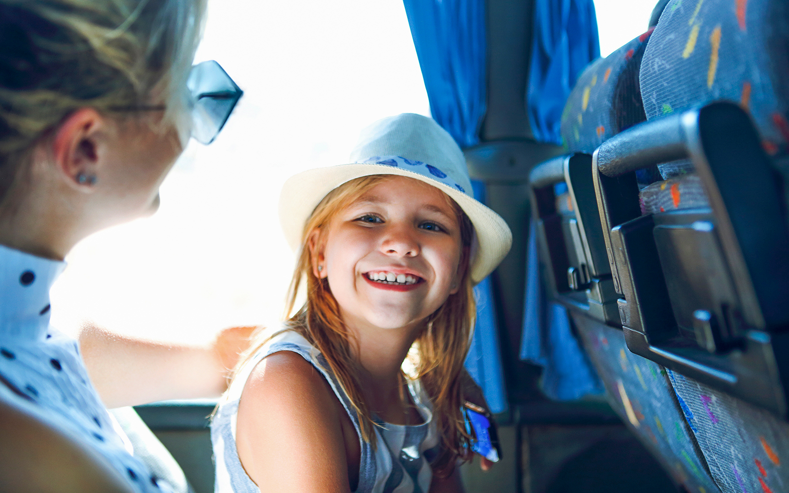 Klein meisje in de bus op weg naar Carnival Magic Phuket