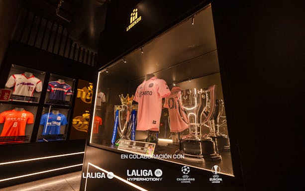 combo: legends the home of football + entradas al estadio santiago bernabeu-3