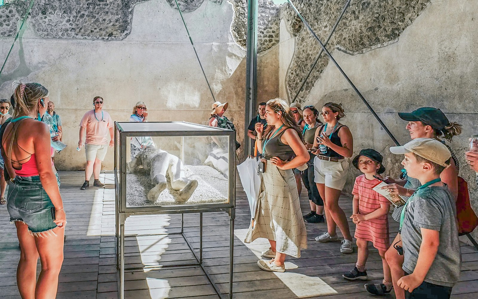 Turistas explorando ruinas antiguas con la guía de expertos en Pompeya, Italia.