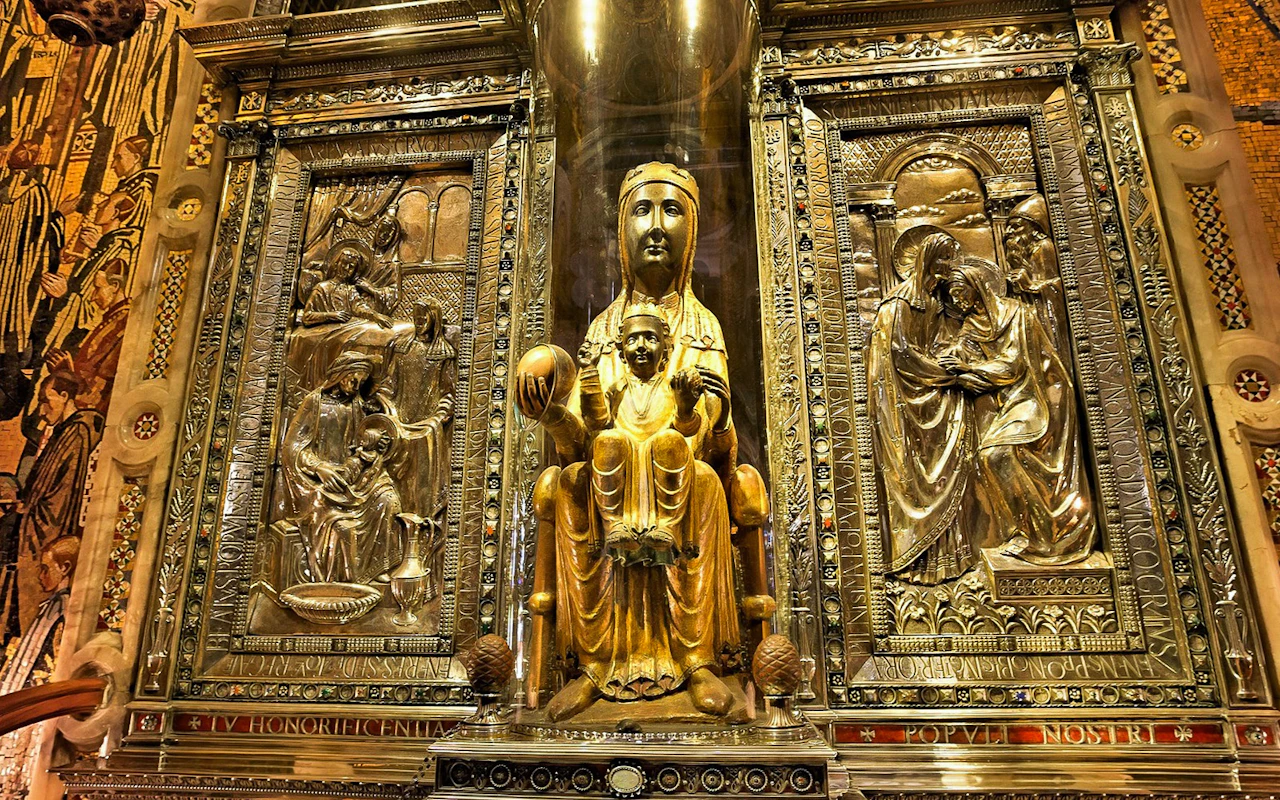 From Barcelona: Montserrat Day Trip & Guided Tour + Black Madonna Access — 3