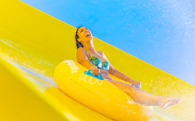 Person enjoying the Boomerang slide at Aquopolis Villanueva de la Cañada.