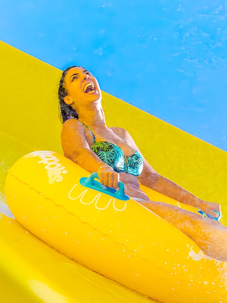 Person enjoying the Boomerang slide at Aquopolis Villanueva de la Cañada.