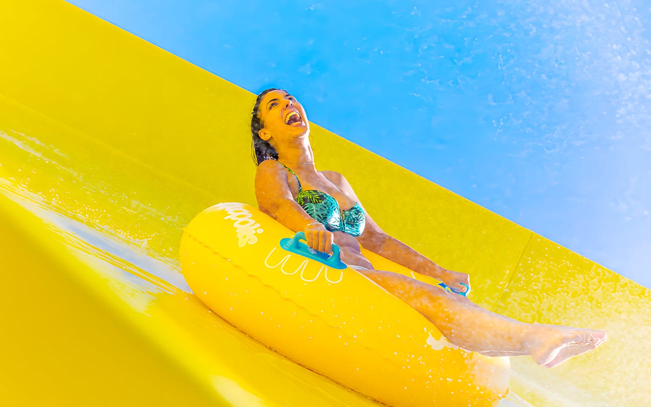 Person enjoying the Boomerang slide at Aquopolis Villanueva de la Cañada.