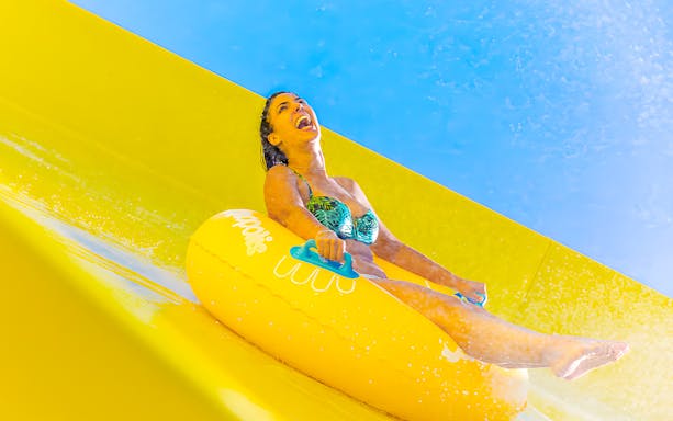 Person enjoying the Boomerang slide at Aquopolis Villanueva de la Cañada.