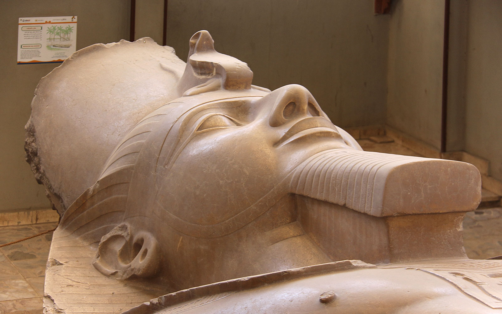 Coloso de Memphis statue detail showing the face and headdress in Egypt.