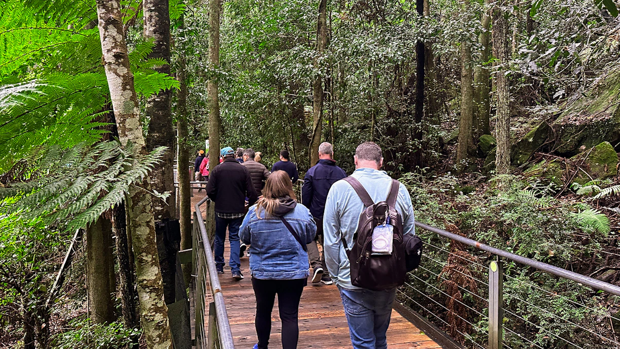 people hiking towards Katoomba Falls