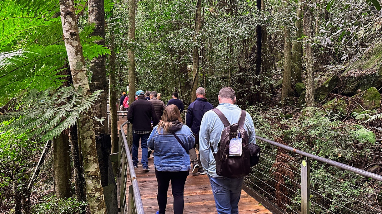 people hiking towards Katoomba Falls