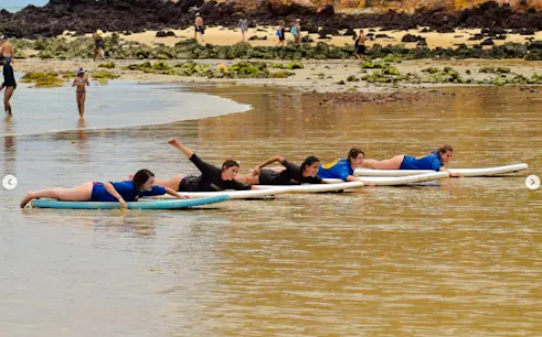 lekcja surfingu na plaży praia do madeiro z instruktorem w pipa-1