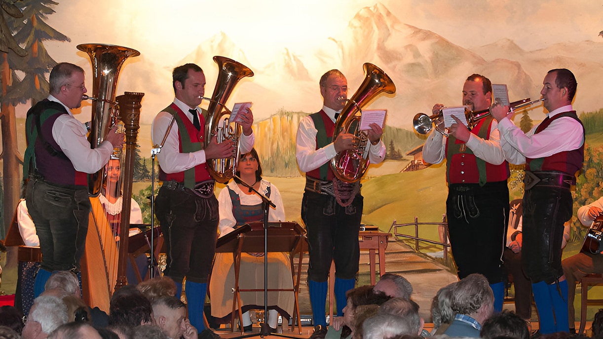Tyrolean Evening Show Innsbruck with the Gundolf Family