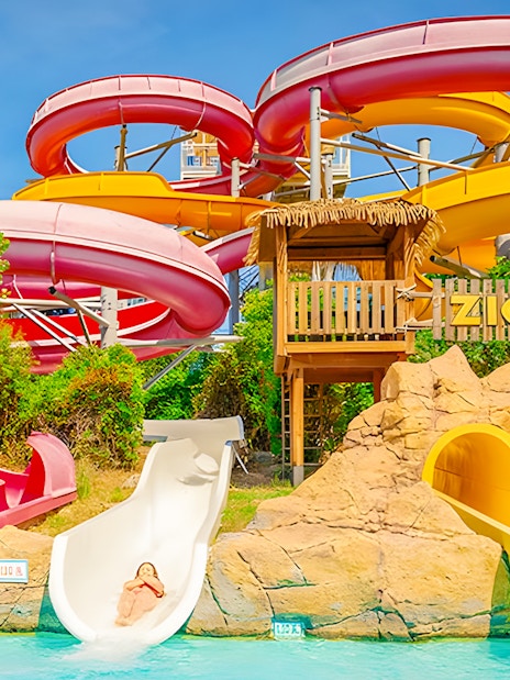 Zigzag water slides at Aquopolis Villanueva de la Cañada.