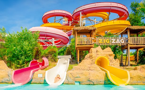 Zigzag water slides at Aquopolis Villanueva de la Cañada.