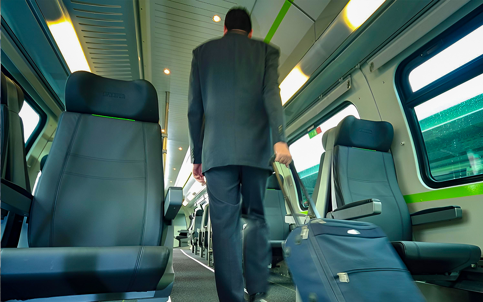 uomo all'interno del treno