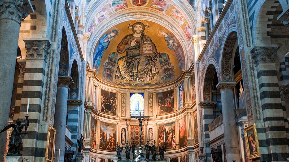 Interni del Duomo di Pisa con l'altare e gli affreschi sul soffitto