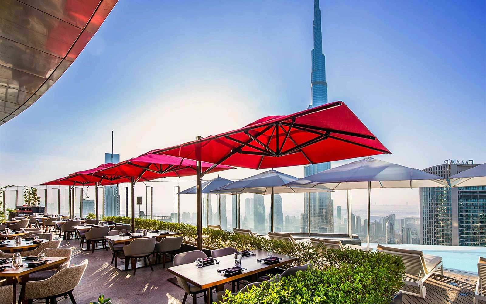CÉ LA VI Dubai terrace dining with Burj Khalifa view.