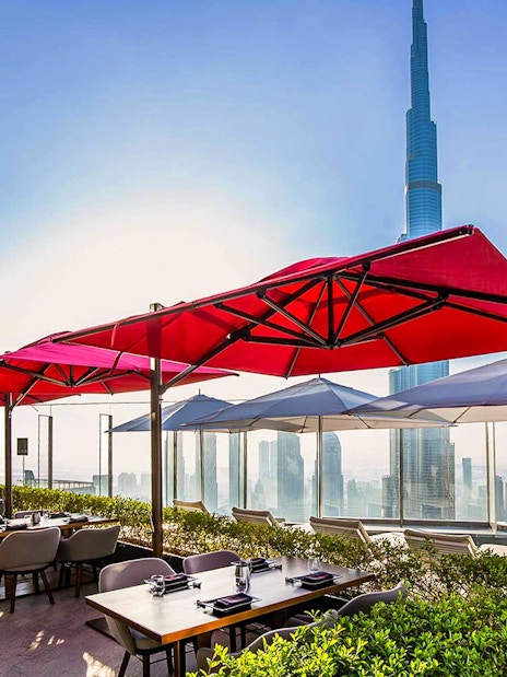 CÉ LA VI Dubai terrace dining with Burj Khalifa view.
