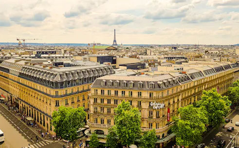 paris : cours de macarons, atelier au musée du parfum fragonard, spectacle de mode aux galeries lafayette et dégustation de vin-1