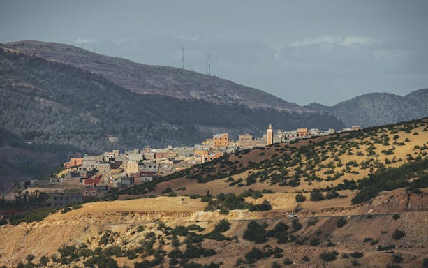 Panoramic view of Foum Jamaa village with Atlas Mountains backdrop, Morocco.