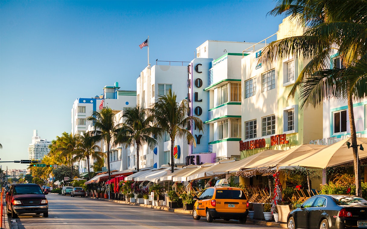 Ocean Drive in South Beach, Miami Beach with art deco buildings and palm trees.