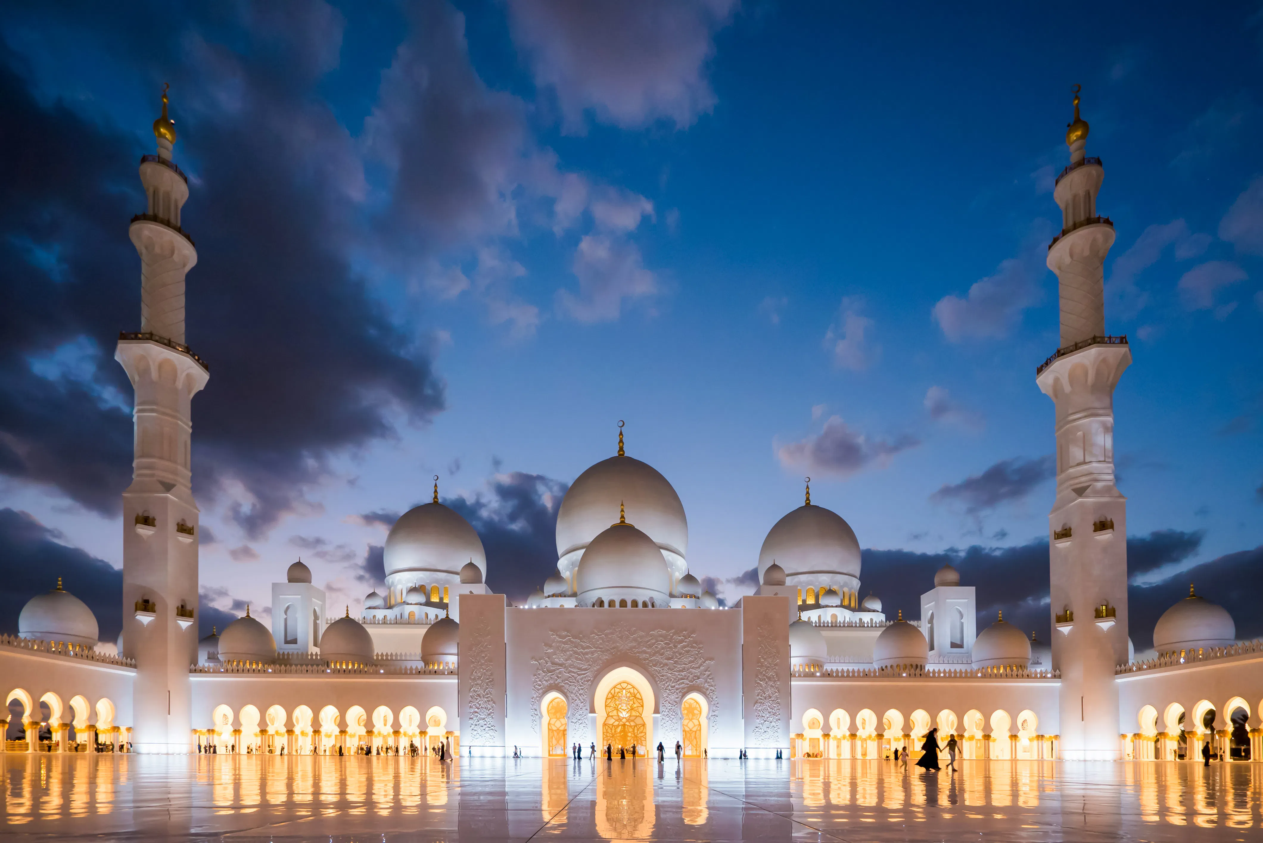 Sheikh Zayed Grand Mosque at dusk, part of Abu Dhabi sightseeing tour from Dubai.