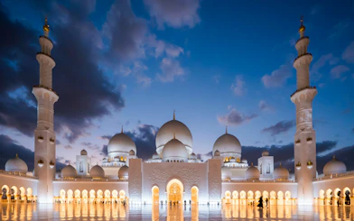 Sheikh Zayed Grand Mosque at dusk, part of Abu Dhabi sightseeing tour from Dubai.