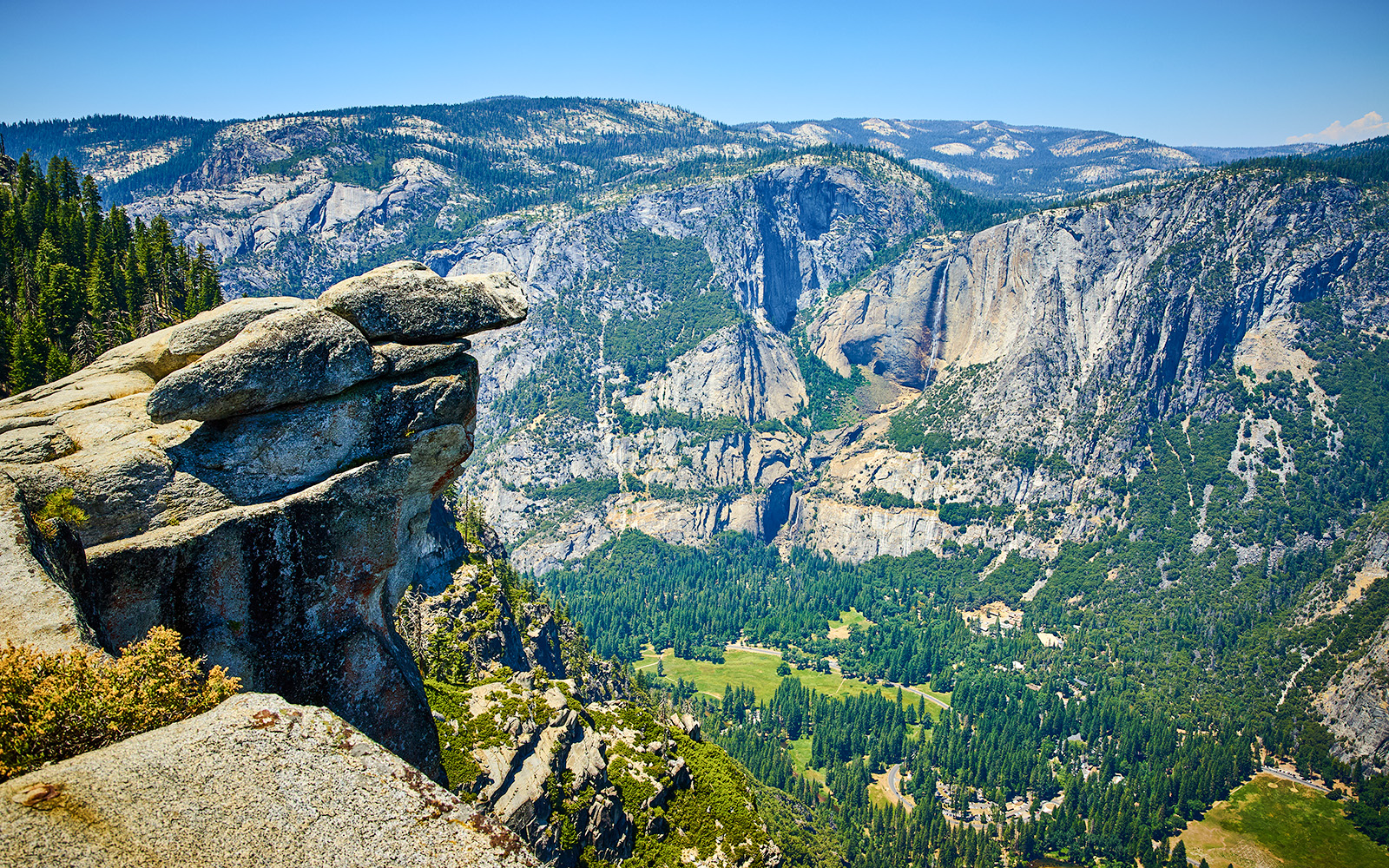 Glacier Point overlooking Yosemite Valley in Yosemite National Park, California.