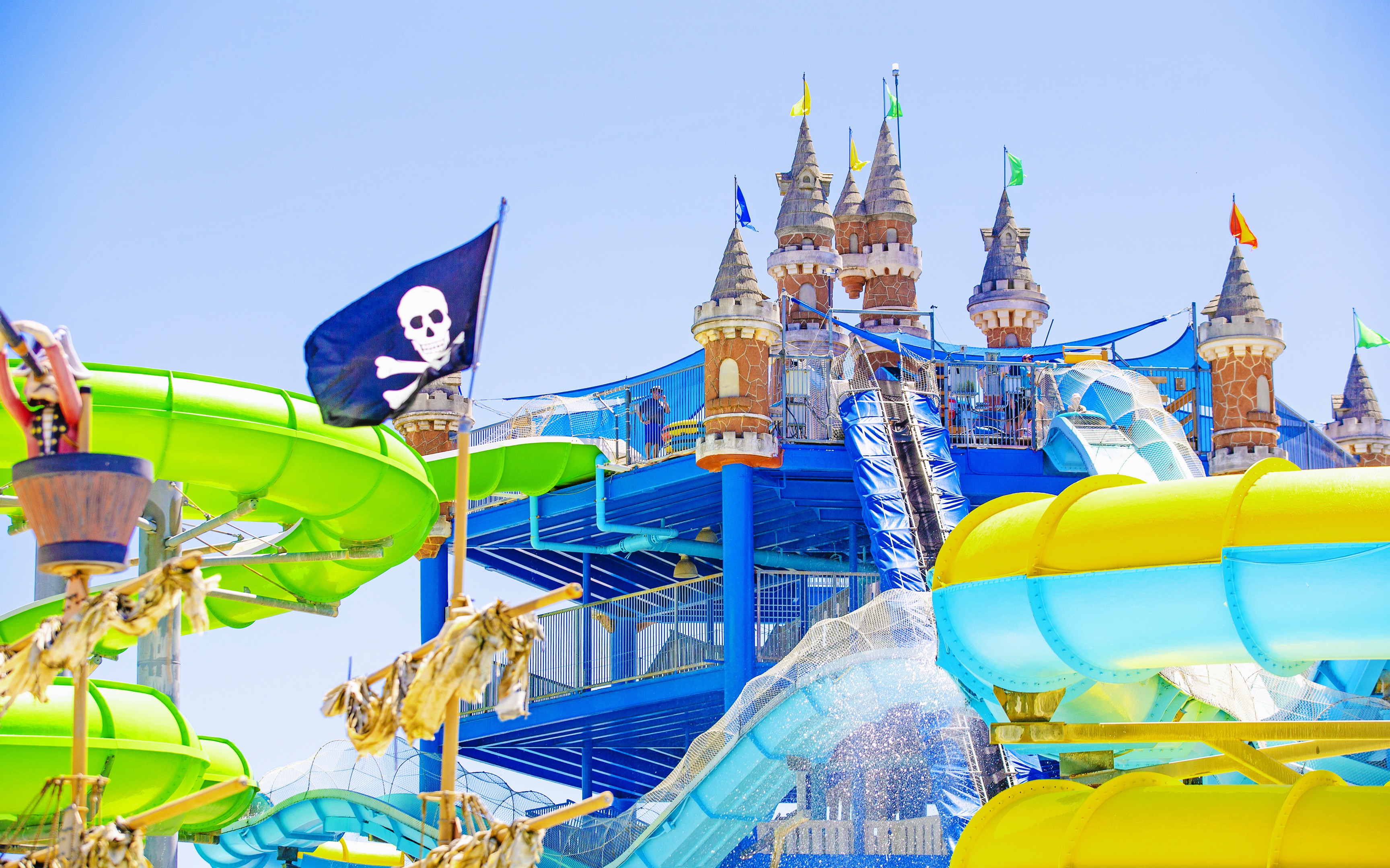 Water slides and castle towers at Master Blaster, Schlitterbahn New Braunfels.