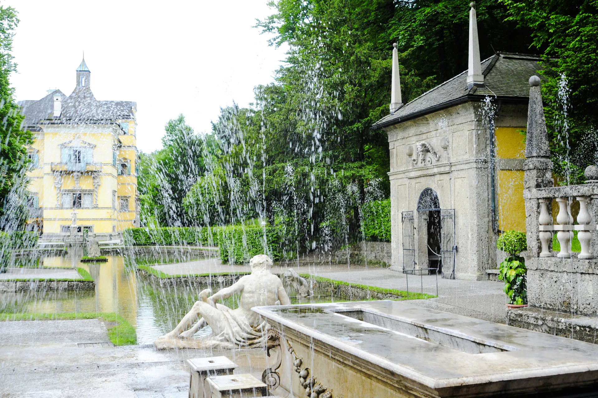 Tour durch das Schloss Hellbrunn mit den Trickbrunnen in Salzburg – mit Schnelleinlass