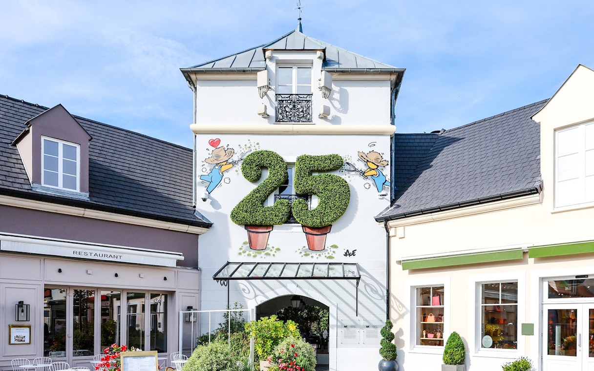 La Vallee Village entrance with topiary number 25, Paris, France.