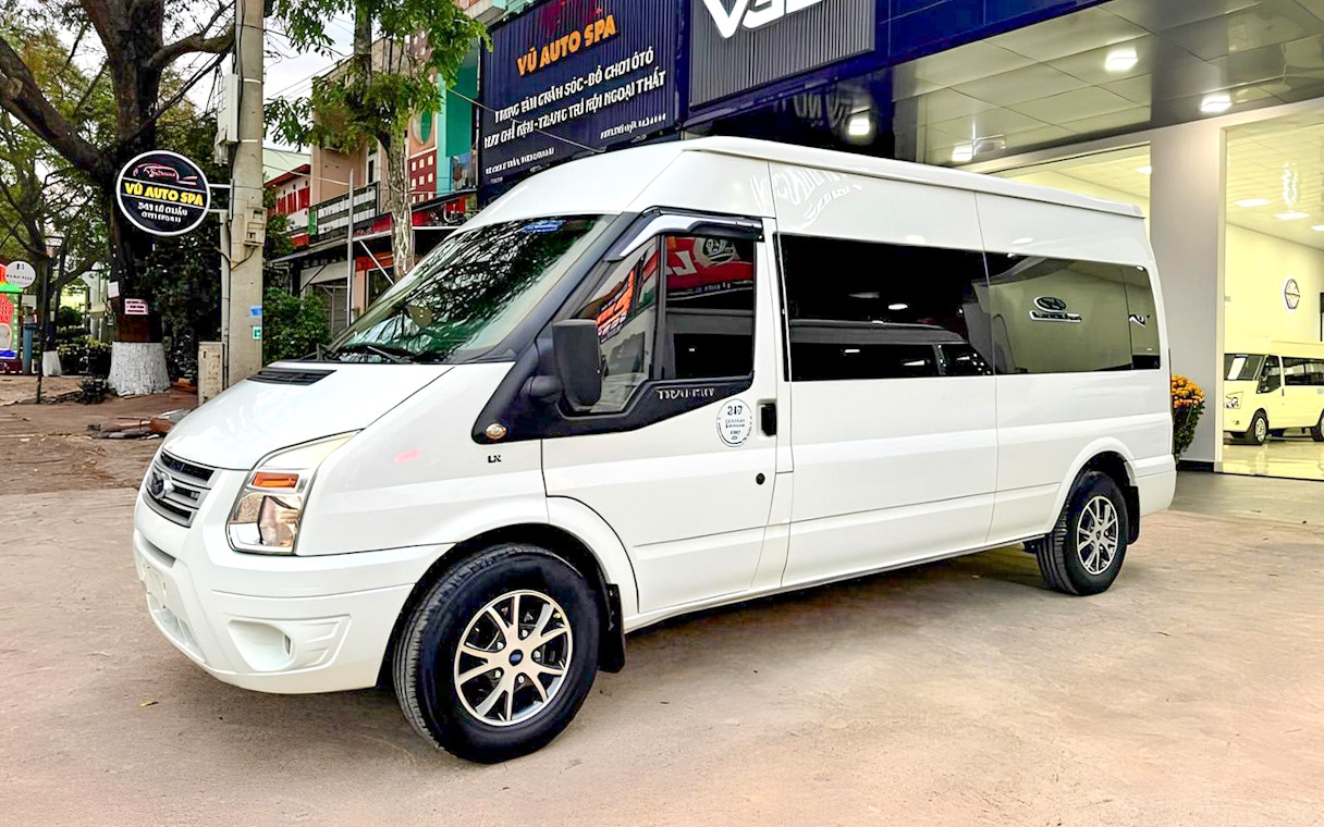 White minibus for transfer from Da Nang to Ba Na Hills.