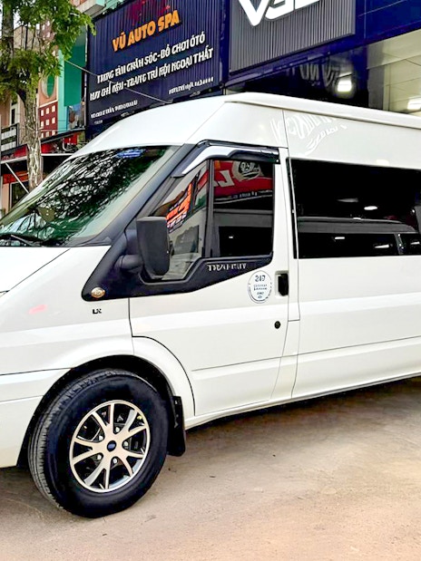 White minibus for transfer from Da Nang to Ba Na Hills.