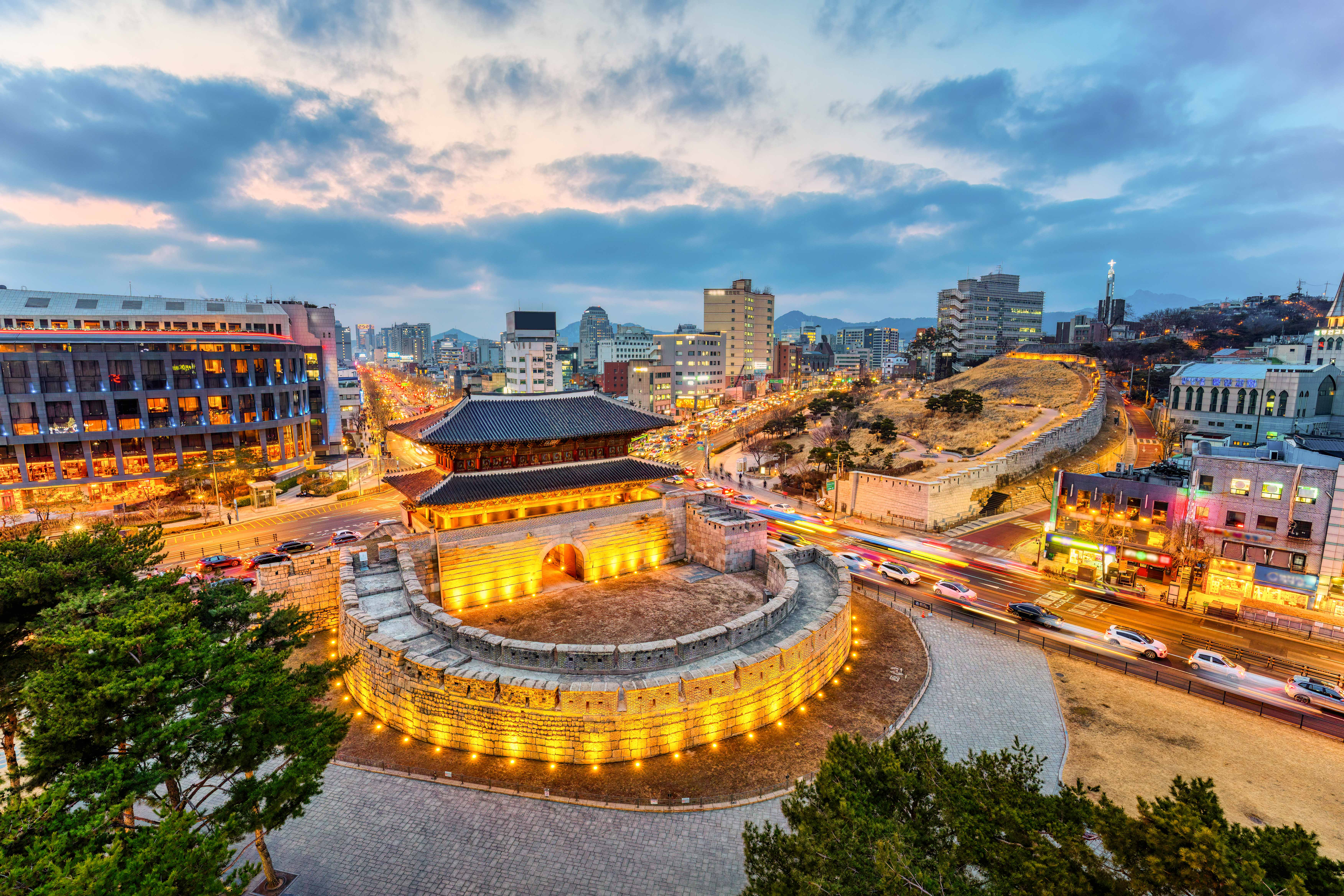Prise en charge à la sortie 10 de la gare du parc d'histoire et de culture de Dongdaemun : 7h40.
