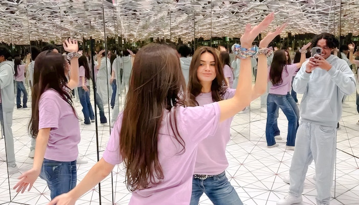 Visitors interacting in the infinity mirror room at Paradox Museum Paris.