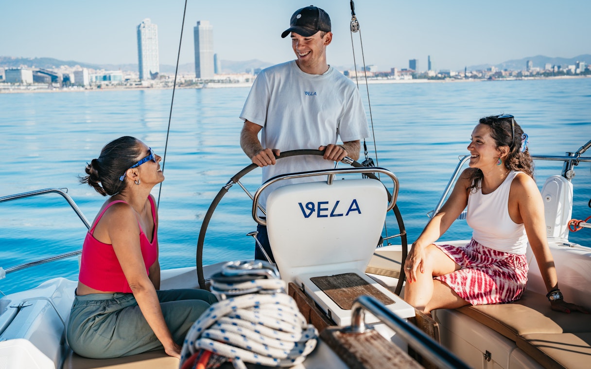 Friends enjoying a Barcelona sightseeing cruise on a sailing yacht.