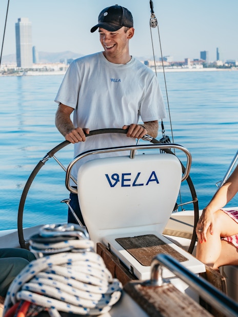 Friends enjoying a Barcelona sightseeing cruise on a sailing yacht.