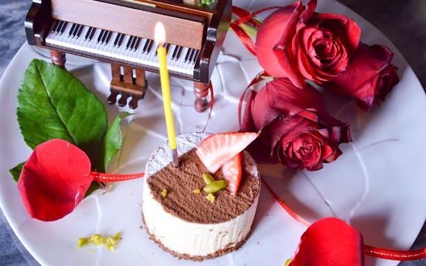 Miniature piano with roses and dessert on a plate, Akasaka NonTitle special course.