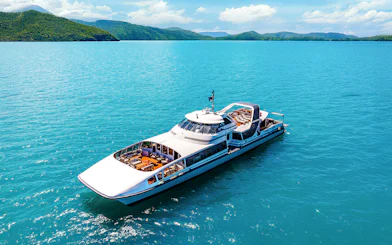Catamaran cruising in Whitsundays on ZigZag Day Tour, Australia.