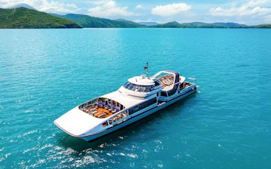 Catamaran cruising in Whitsundays on ZigZag Day Tour, Australia.